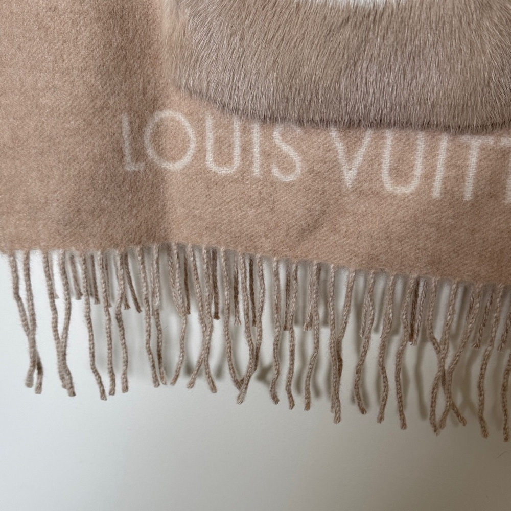 Louis Vuitton Tan and White Cold Reykjavik Monogram Scarf (NWOT) - Picture 7 of 11